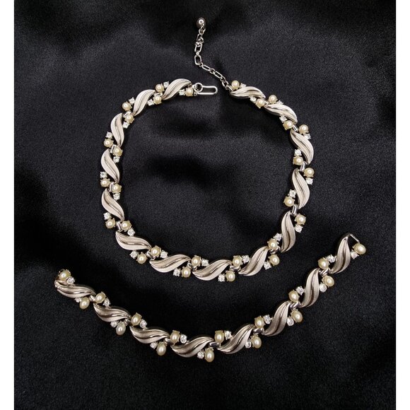 Rare Find Vintage 1950s TRIFARI Signed Necklace & Bracelet Set With Pearls & Rhi - Picture 3 of 6